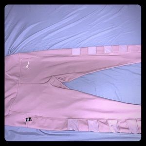 super cute light pink workout leggings !!